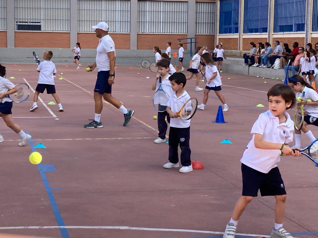 Actividad extraescolar de tenis en Sevilla